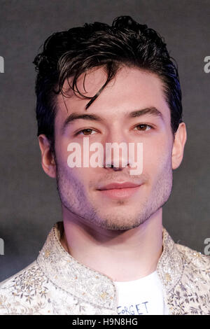 Ezra Miller assiste à la première européenne de "Vie et habitat des animaux fantastiques" à Leicester Square, Londres le 15/11/2016. Photo par Julie Edwards. Banque D'Images