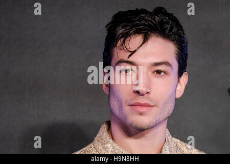 Ezra Miller assiste à la première européenne de "Vie et habitat des animaux fantastiques" à Leicester Square, Londres le 15/11/2016. Photo par Julie Edwards. Banque D'Images