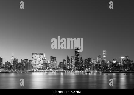 Le noir et blanc vue de la skyline de Manhattan à New York par nuit Banque D'Images