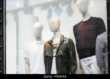 Mannequins masculins dans la vitrine Banque D'Images