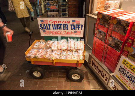 Un petit camion avec chariot ou packs d'eau salée taffy de caramels à la vente à l'extérieur d'un magasin à l'île de Vancouver, Victoria, Canada Banque D'Images