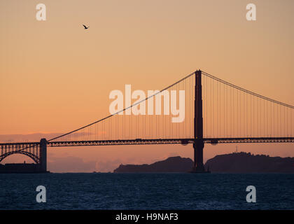 Une silhouette du Golden Gate Bridge au coucher du soleil à San Francisco, Californie. Banque D'Images