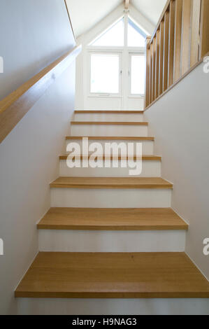 Escalier en bois. des murs blancs. Banque D'Images