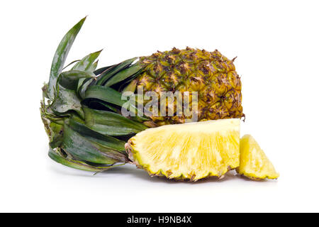 Fruits ananas frais (également appelé comme Ananas Comosus ananas, Bromeliaceae, pin conifère, nanas tupi) isolé sur fond blanc Banque D'Images