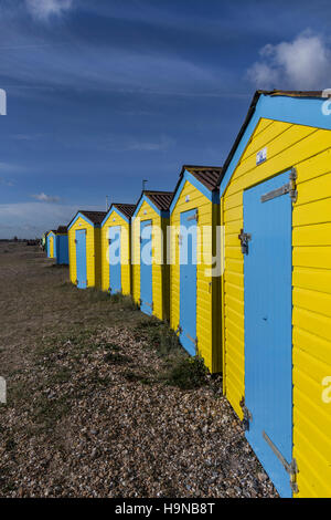 Cabines de plage bleu et jaune, Littlehampton, West Sussex, Angleterre Banque D'Images