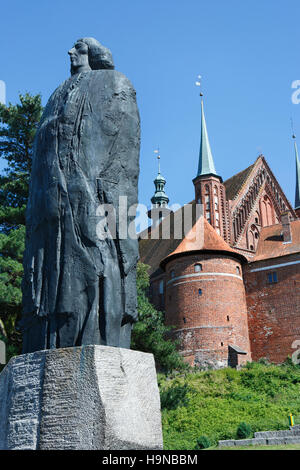 Avec la colline de la cathédrale statue de Nicolas Copernic dans la ville de Gdansk (Pologne), frombork, Europe Banque D'Images