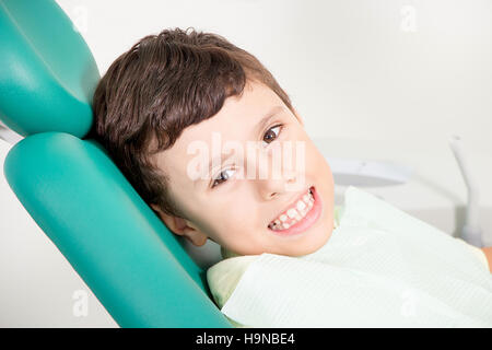 Petit enfant montrant ses dents à la clinique dentaire Banque D'Images
