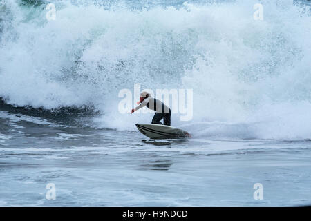 Surfeur Californie Rodeo Beach près de la Golden Gate Bridge Banque D'Images