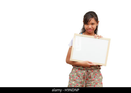 Fille asiatique Thaïlande sourire holding blank board, isolé sur fond blanc avec l'exemplaire de l'espace. Carte avec vide pouvez ajouter votre texte ou autres. clipping pa Banque D'Images