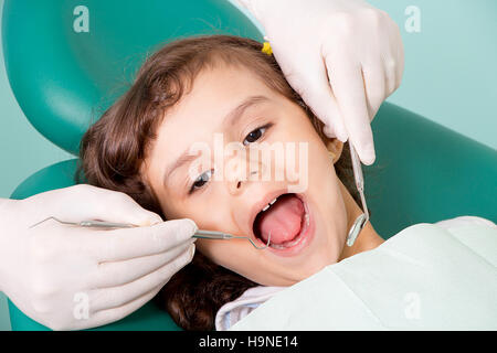 Petite fille d'un dentiste à la clinique dentaire dents Banque D'Images