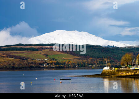 La vue sur le Loch Gare à un couvert de neige Creachan Mor Hill près de Rhu en Ecosse Royaume-Uni UK Banque D'Images