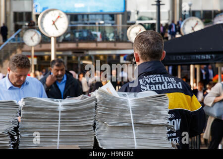 Londres, Royaume-Uni - 21 septembre 2016 - Distribution de l'Evening Standard journal gratuit à Canary Wharf Banque D'Images