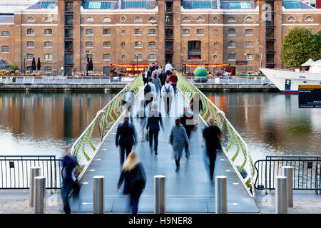 Londres, Royaume-Uni - 21 septembre 2016 - Les personnes qui traversent le nord Passerelle Dock de Canary Wharf à West India Quay Banque D'Images