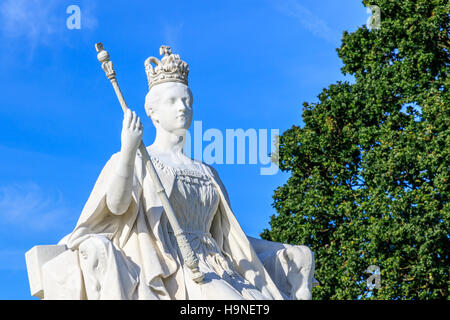 Statue de la reine Victoria en face de Kensington Palace à Londres Banque D'Images