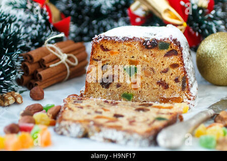 Gâteau de Noël traditionnel avec les noix, les fruits confits, les raisins secs et les fruits. Gâteau aux fruits. Selective focus Banque D'Images