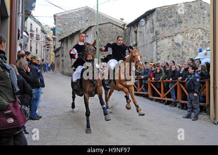 Couple de chevaux téméraire ride 'Sun Carrela e nanti', pendant le carnaval à Santu Lussurgiu, Cagliari, Sardaigne, Italie, Europe Banque D'Images