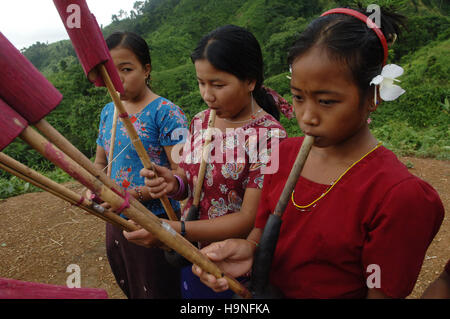 Un groupe de jeunes filles, jouant tribal flûte traditionnelle dans le district de Bandarban à Chittagong, Bangladesh Banque D'Images