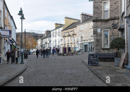 Magasins et cafés dans la région de Market Place in Kendal vu de Branthwaite Brow Banque D'Images