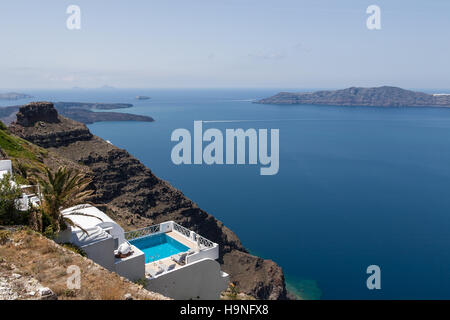 Cliff edge hotel avec piscine surplombant la Méditerranée à Imerovigli, Santorini, Grèce Banque D'Images