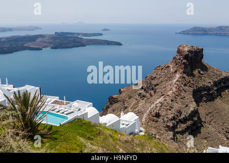 Piscine sur le toit donnant sur Skaros Rock à Imerovigli, Santorini, Grèce Banque D'Images