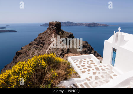 Avis de Skaros Rock à partir de l'escalier menant à une église à Imerovigli, Santorini, Grèce Banque D'Images