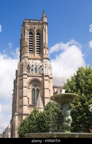 Fontaine et la tour de la cathédrale St Gervais et St Protais, Soissons, Picardie, France, Europe Banque D'Images