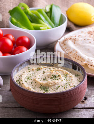 Dans l'humus des chapati, bol de légumes et citron. Banque D'Images