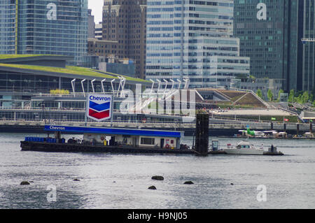 Station essence Chevron sur une barge dans le port de Vancouver, Colombie-Britannique, Canada. Banque D'Images