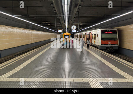 Train Rodalies de Catalunya en attente à une plate-forme de la gare souterraine de la Plaça d'Espanya à Barcelone, Espagne. Banque D'Images