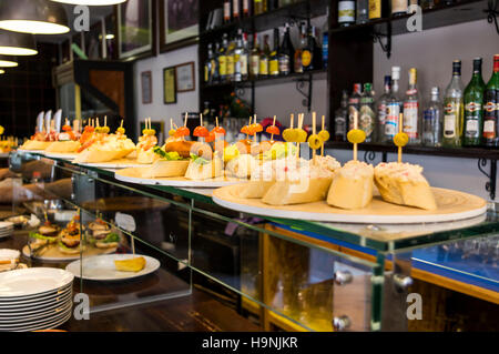 Plein de plaques des tapas dans un restaurant de Barcelone, Catalogne, Espagne. Banque D'Images