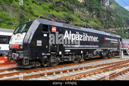 Siemens ES64F4 locomotive électrique exploité par CFF Cargo dans une livrée spéciale, célébrant l'ouverture du tunnel de base du Gothard. Banque D'Images