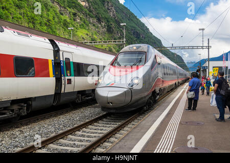 ETR 610 Alstom train à grande vitesse exploité par Trenitalia en arrivant à la gare de Biasca, Tessin, Suisse. Banque D'Images