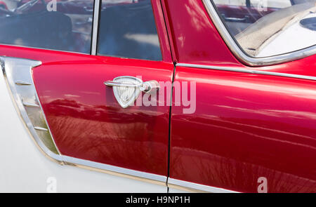 Détail de la poignée de porte arrière de l'Holden 1958 la série FC, une automobile produite par Holden en Australie Banque D'Images