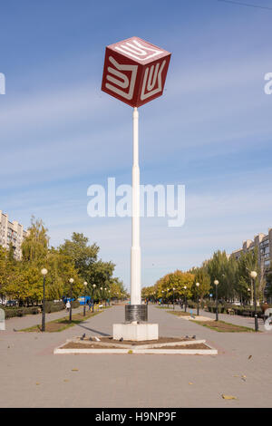 Volgograd, Russie - le 23 octobre 2016 : cube rouge avec le logo de l'entreprise 'Lukoil' sur un mât fixé sur le Boulevard Engels Krasnoarmeysk, district de Volg Banque D'Images