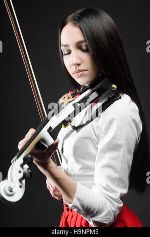 Jeune fille jouant du violon, fond noir Banque D'Images