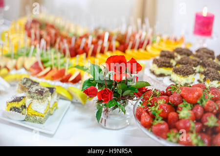 De nombreux riches fruits sur table de mariage de luxe à la réception. Banque D'Images