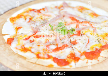 Pizza au jambon sur plateau en bois Banque D'Images