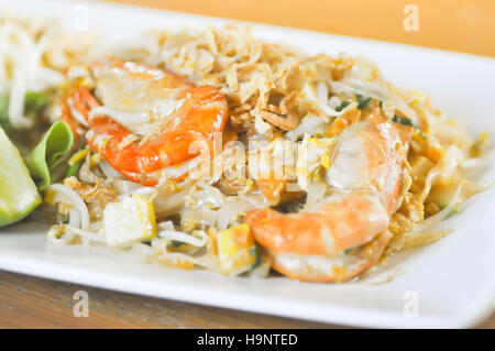 Pad Thaï ou sautés et nouilles aux crevettes plat (Thaï) Banque D'Images