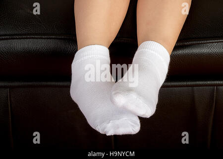 Jeune Fille de l'école élève pieds portant des chaussettes blanches Banque D'Images