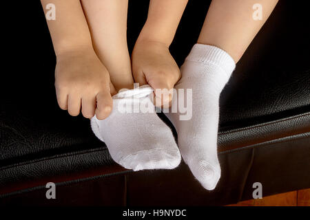 Jeune Fille de l'école Student Wearing Socks blanc Banque D'Images