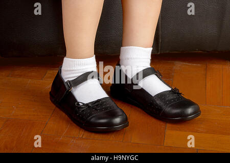 Jeune Fille de l'école élève portant des chaussures noires et des chaussettes blanches Banque D'Images