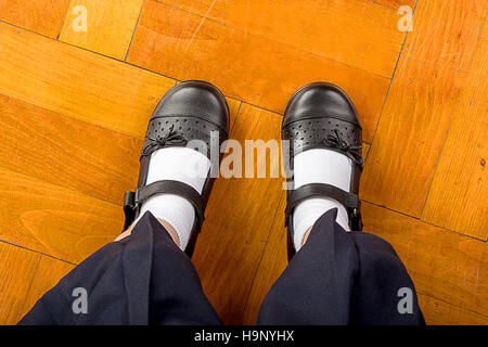 Jeune Fille de l'école élève portant des chaussures noires - Vue de dessus Banque D'Images