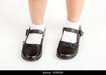 Jeune Fille de l'école élève portant des chaussures noires et des chaussettes blanches Banque D'Images