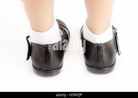 Jeune Fille de l'école élève portant des chaussures noires - Vue arrière Banque D'Images