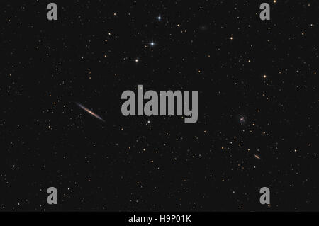 Bord de la galaxie (NGC 5907) dans la constellation du dragon Banque D'Images