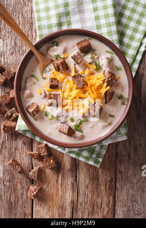 Soupe de bière bavaroise avec fromage et bacon close up dans un bol sur la table. Vue verticale d'en haut Banque D'Images