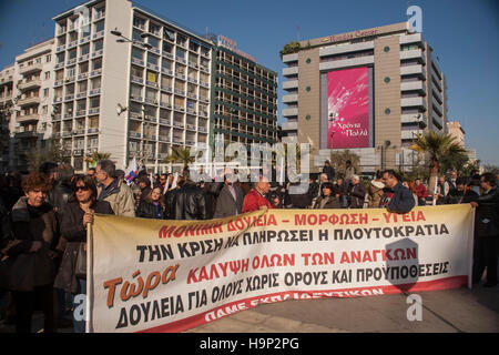 Athènes, Grèce. 24 Nov, 2016. Les fonctionnaires grecs sont sur une grève de 24 heures en Grèce pour protester contre les mesures d'austérité grec. Tous les travailleurs (PAME Millitant avant) et de l'ADEDY (fonctionnaires Union européenne) ont manifesté à Athènes se terminant en face du parlement grec. Crédit : George/Panagakis Pacific Press/Alamy Live News Banque D'Images