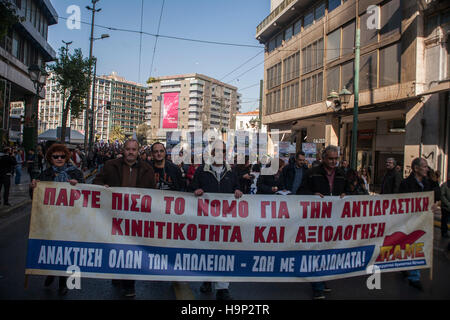 Athènes, Grèce. 24 Nov, 2016. Les fonctionnaires grecs sont sur une grève de 24 heures en Grèce pour protester contre les mesures d'austérité grec. Tous les travailleurs (PAME Millitant avant) et de l'ADEDY (fonctionnaires Union européenne) ont manifesté à Athènes se terminant en face du parlement grec. Crédit : George/Panagakis Pacific Press/Alamy Live News Banque D'Images