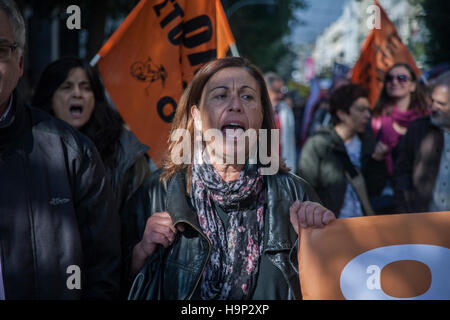 Athènes, Grèce. 24 Nov, 2016. Les fonctionnaires grecs sont sur une grève de 24 heures en Grèce pour protester contre les mesures d'austérité grec. Tous les travailleurs (PAME Millitant avant) et de l'ADEDY (fonctionnaires Union européenne) ont manifesté à Athènes se terminant en face du parlement grec. Crédit : George/Panagakis Pacific Press/Alamy Live News Banque D'Images