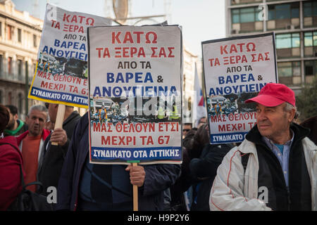 Athènes, Grèce. 24 Nov, 2016. Les fonctionnaires grecs sont sur une grève de 24 heures en Grèce pour protester contre les mesures d'austérité grec. Tous les travailleurs (PAME Millitant avant) et de l'ADEDY (fonctionnaires Union européenne) ont manifesté à Athènes se terminant en face du parlement grec. Crédit : George/Panagakis Pacific Press/Alamy Live News Banque D'Images